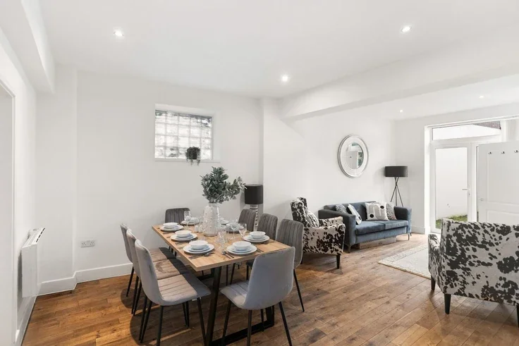 Flat Seal Street in Greater London