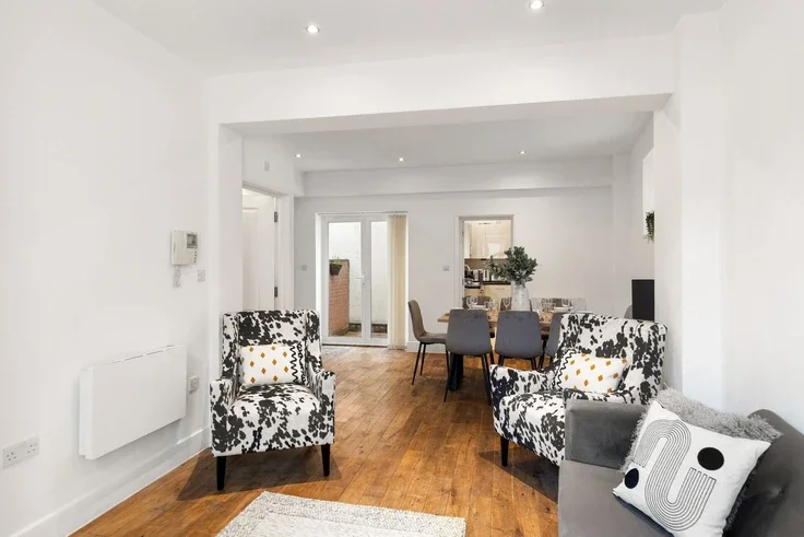 Flat Seal Street in Greater London