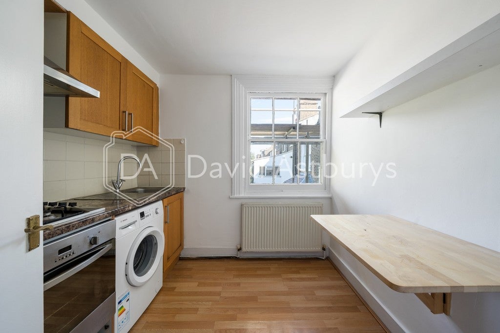 Flat Colney Hatch Lane in Greater London