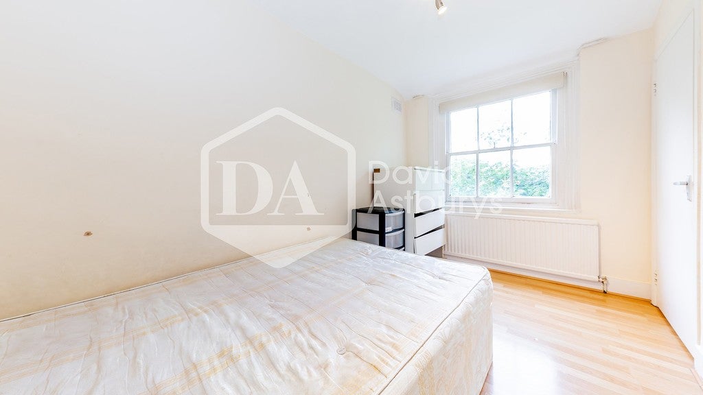 Flat Colney Hatch Lane in Greater London