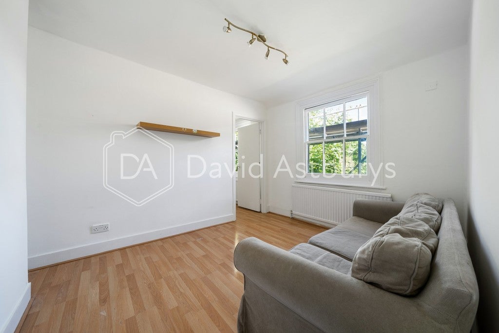 Flat Colney Hatch Lane in Greater London