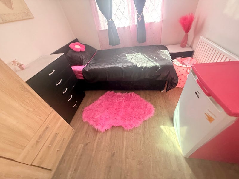 Room Amy Close in Coventry