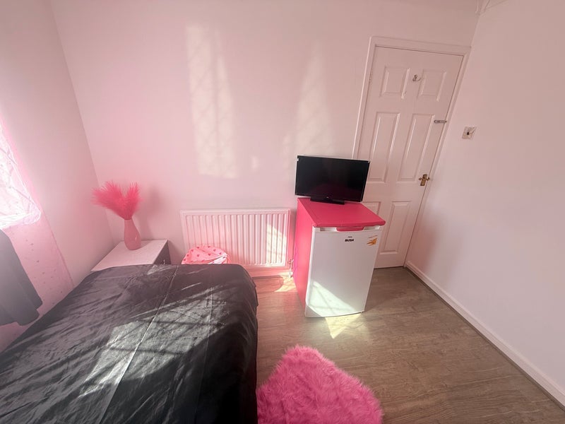 Room Amy Close in Coventry