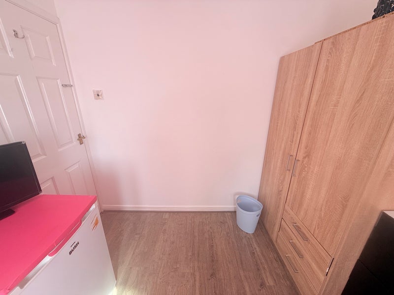 Room Amy Close in Coventry
