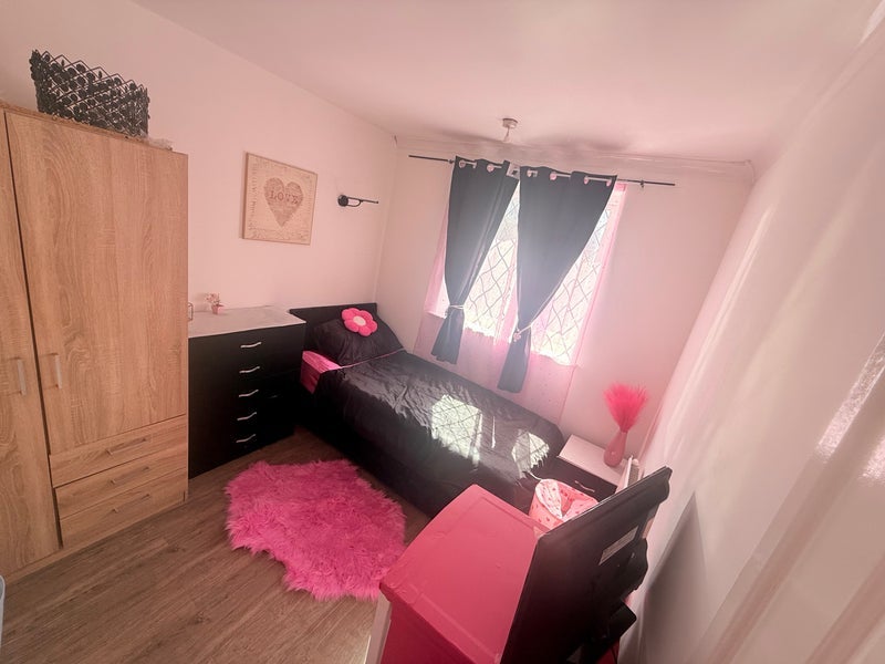 Room Amy Close in Coventry