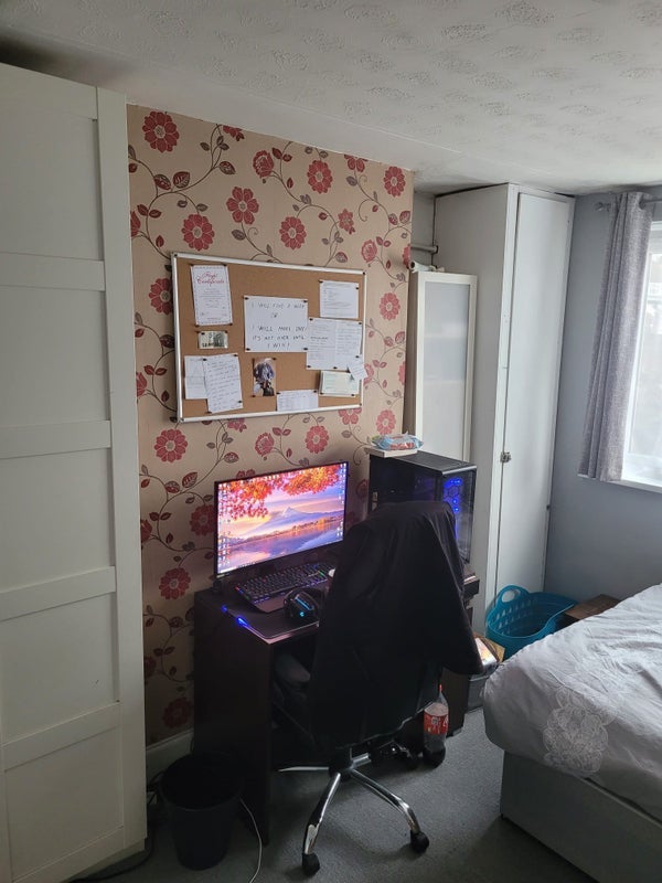 Room Manton Road in Greater London