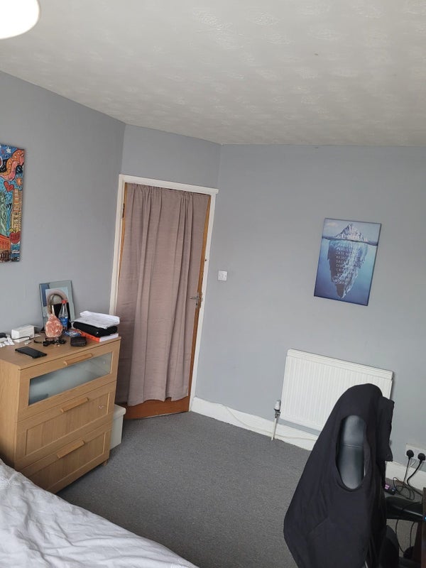Room Manton Road in Greater London
