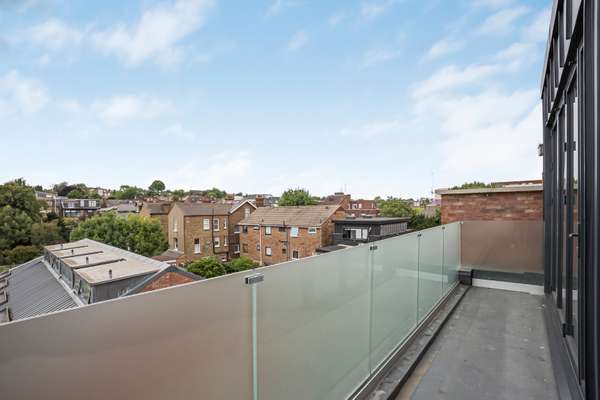 Flat Nursery Road in Greater London