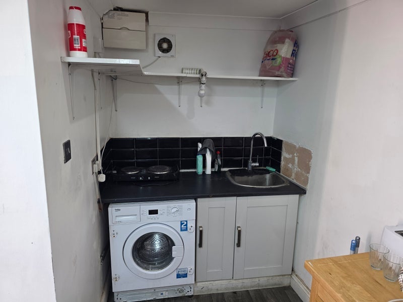 Room Knolton Way in Slough
