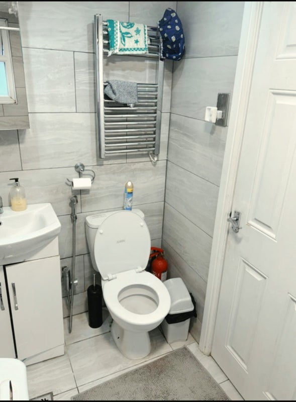 Room Knolton Way in Slough