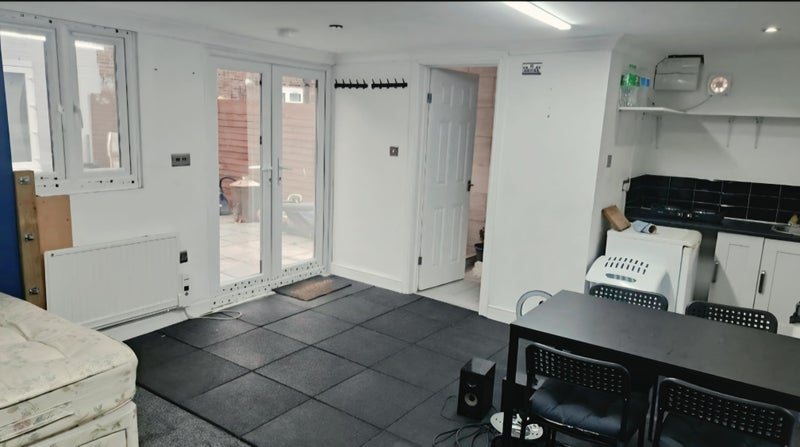 Room Knolton Way in Slough