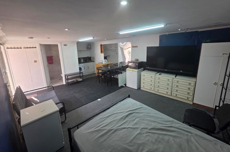 Room Knolton Way in Slough