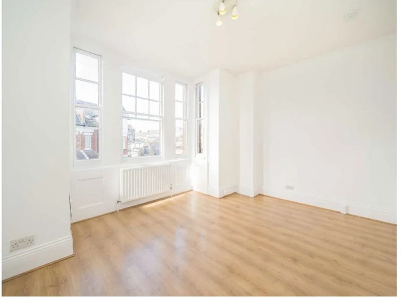 Room Gleneldon Road in Greater London