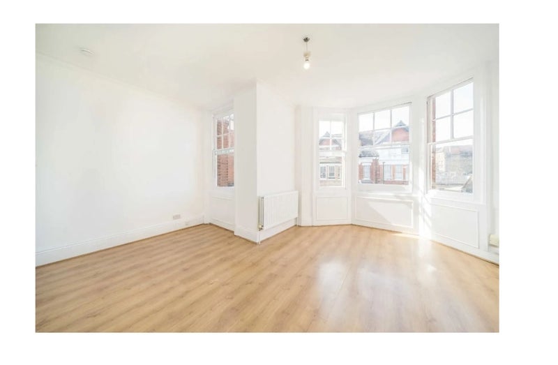 Room Gleneldon Road in Greater London