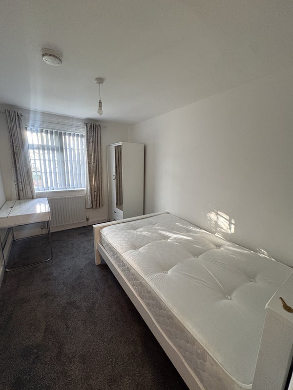 Room Priory Court in Nottingham