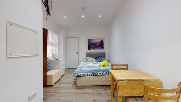 Flat Blenheim Gardens in London