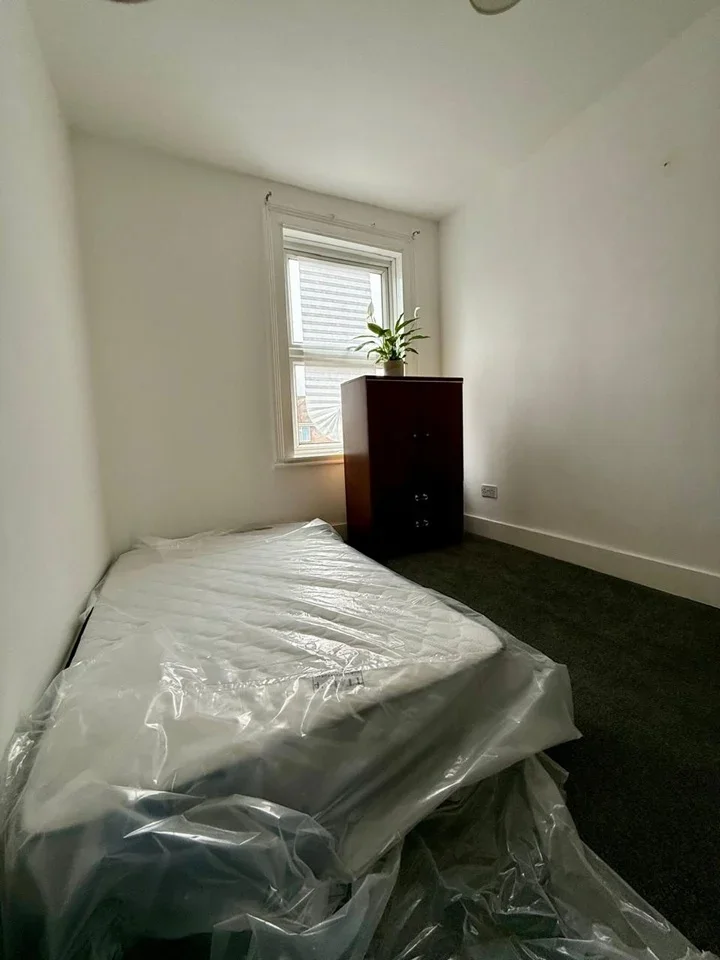 Room Adelaide Road in Greater London