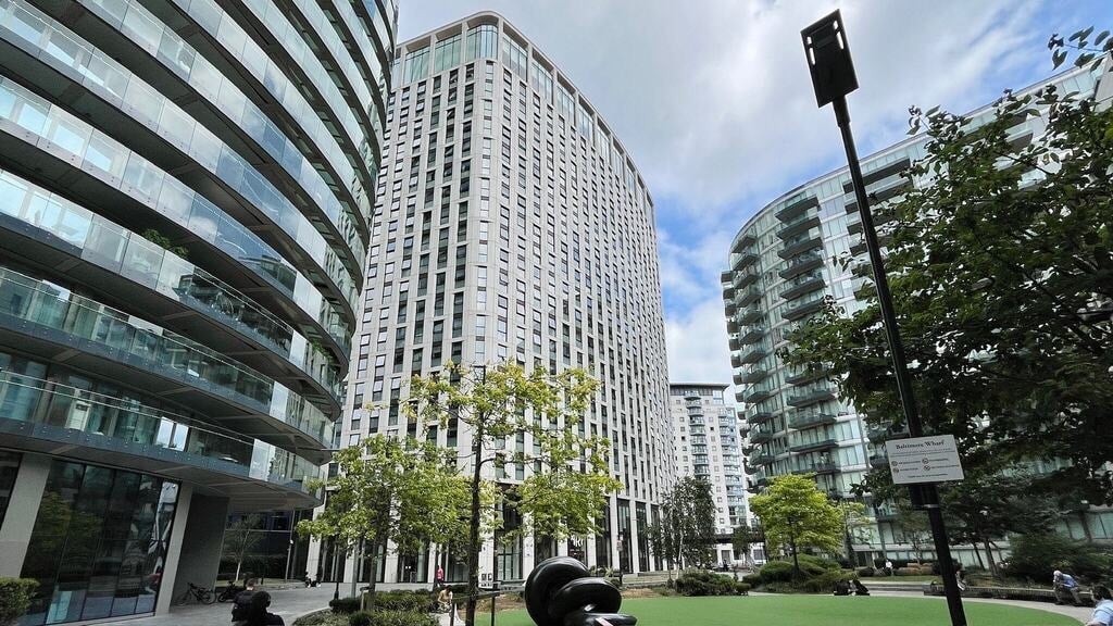 Flat Crossharbour Plaza in Greater London