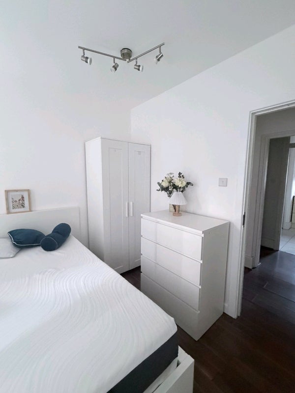 Room Teasel Way in Greater London