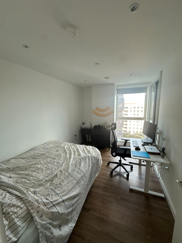 Flat Silvertown Way in Greater London