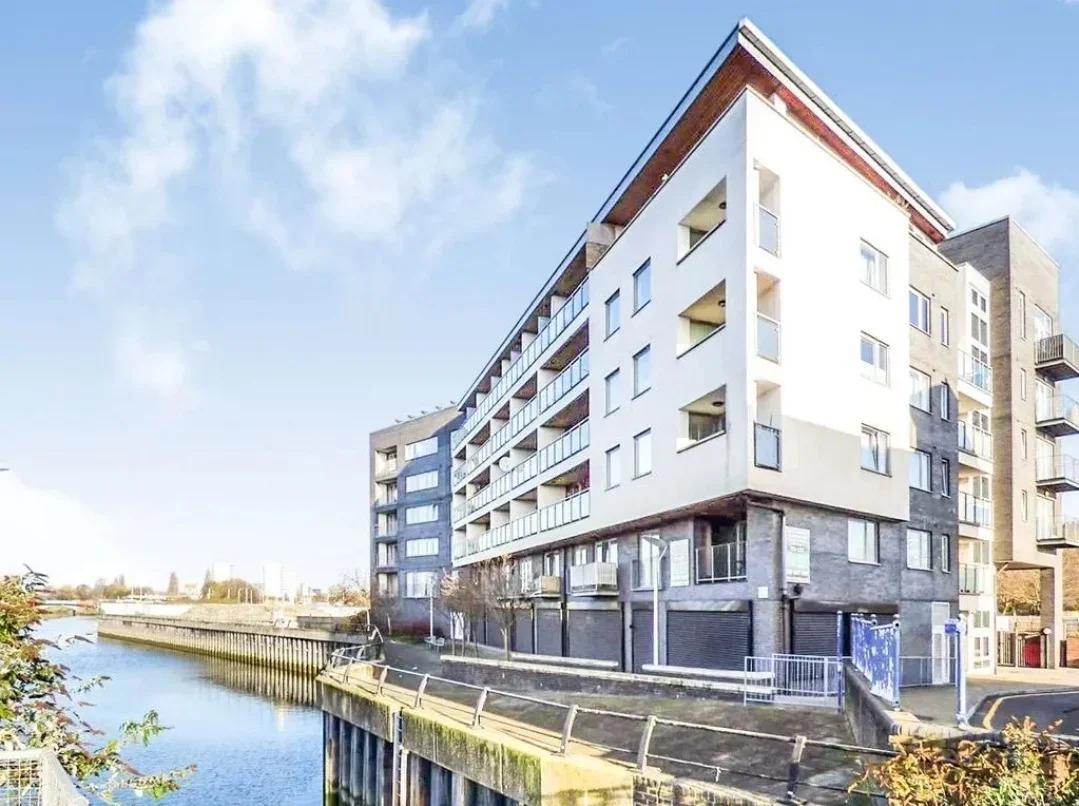 Flat Town Quay in Greater London