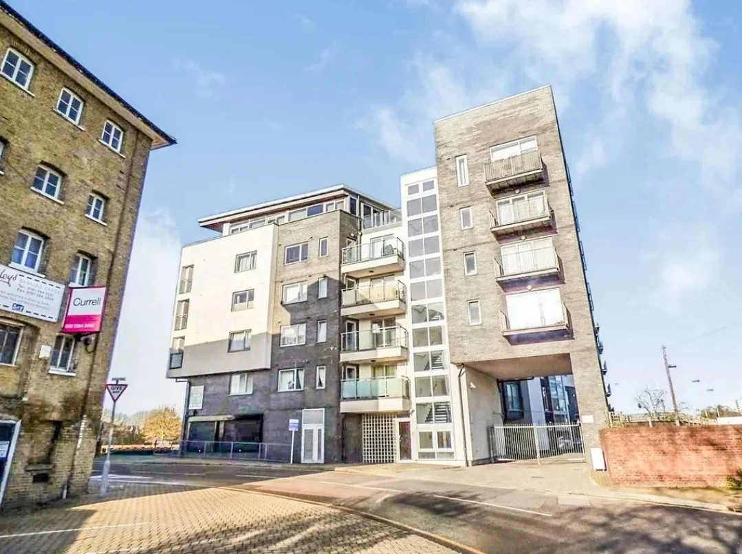 Flat Town Quay in Greater London