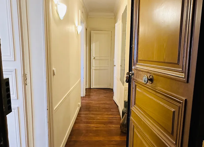 Flat Rue Pasquier in Paris