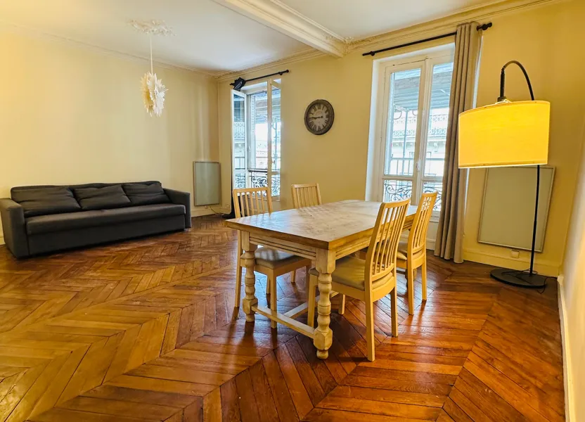 Flat Rue Pasquier in Paris