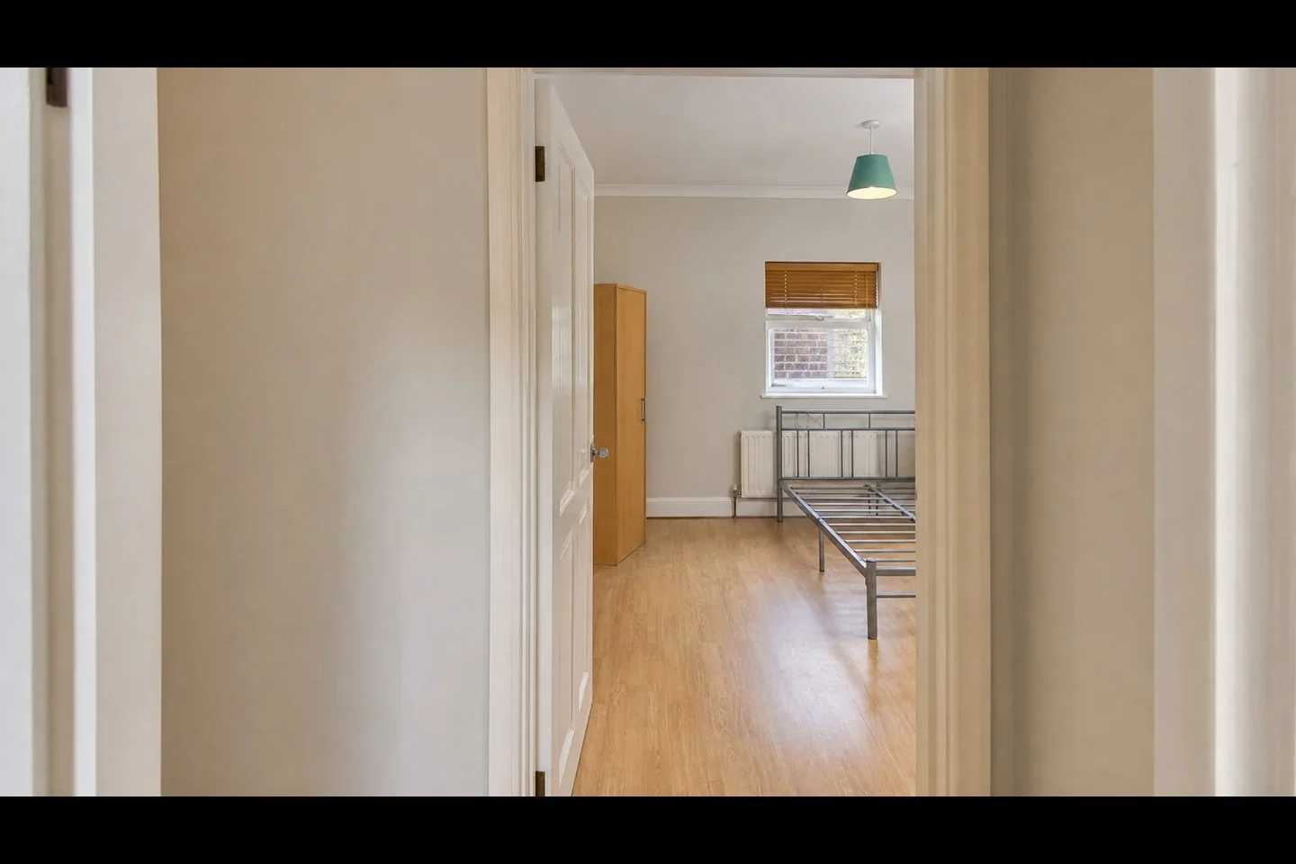 Flat Goldsmith Road in Greater London