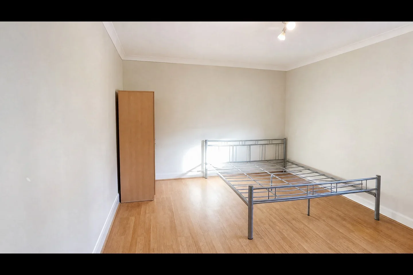 Flat Goldsmith Road in Greater London