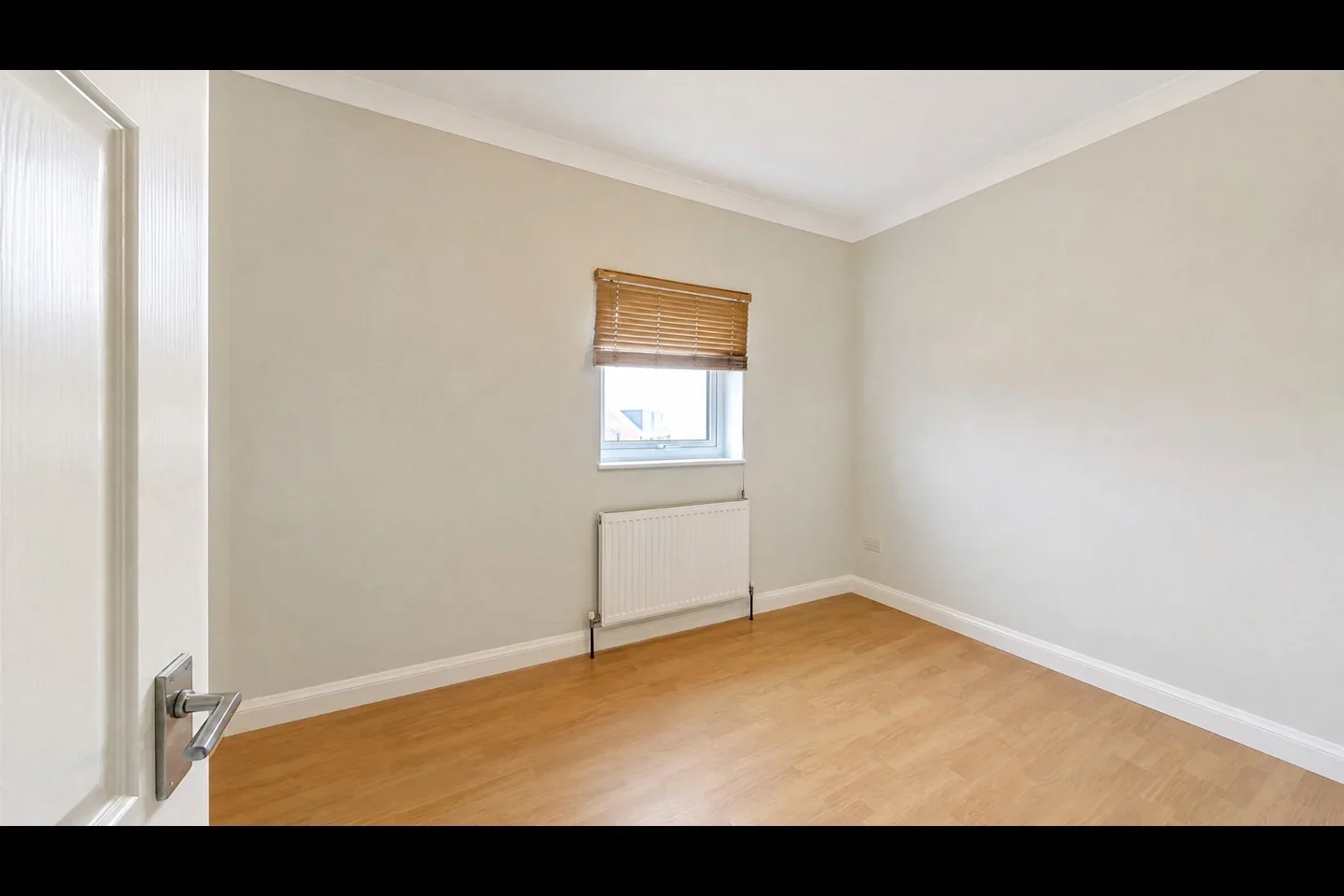 Flat Goldsmith Road in Greater London