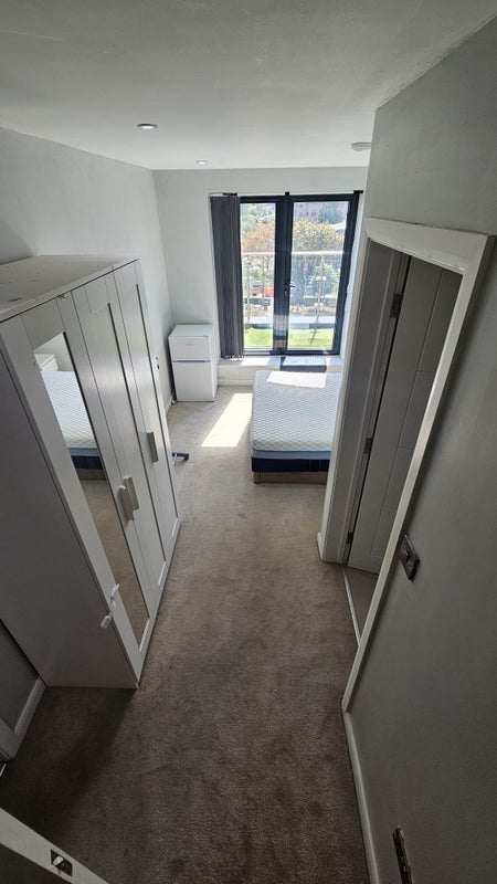 Room Ilderton Road in Greater London