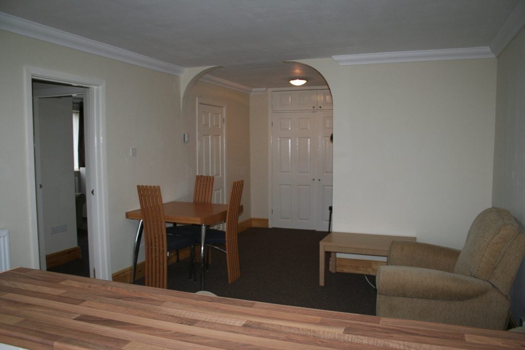 Flat Lesley Court in Reading