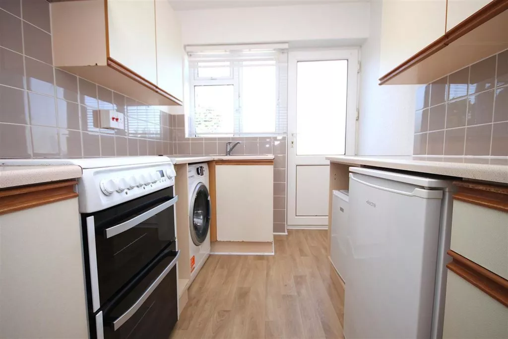 Room Orchard Close in Mole Valley