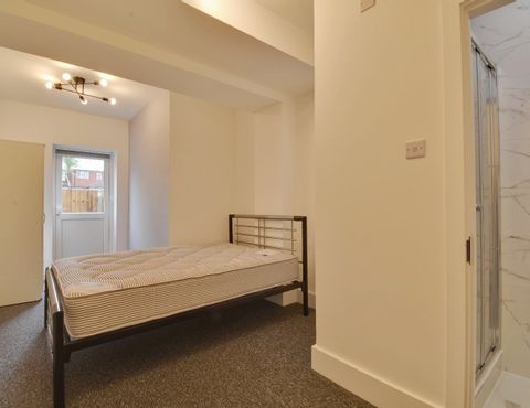 Room Whippendell Road in Watford