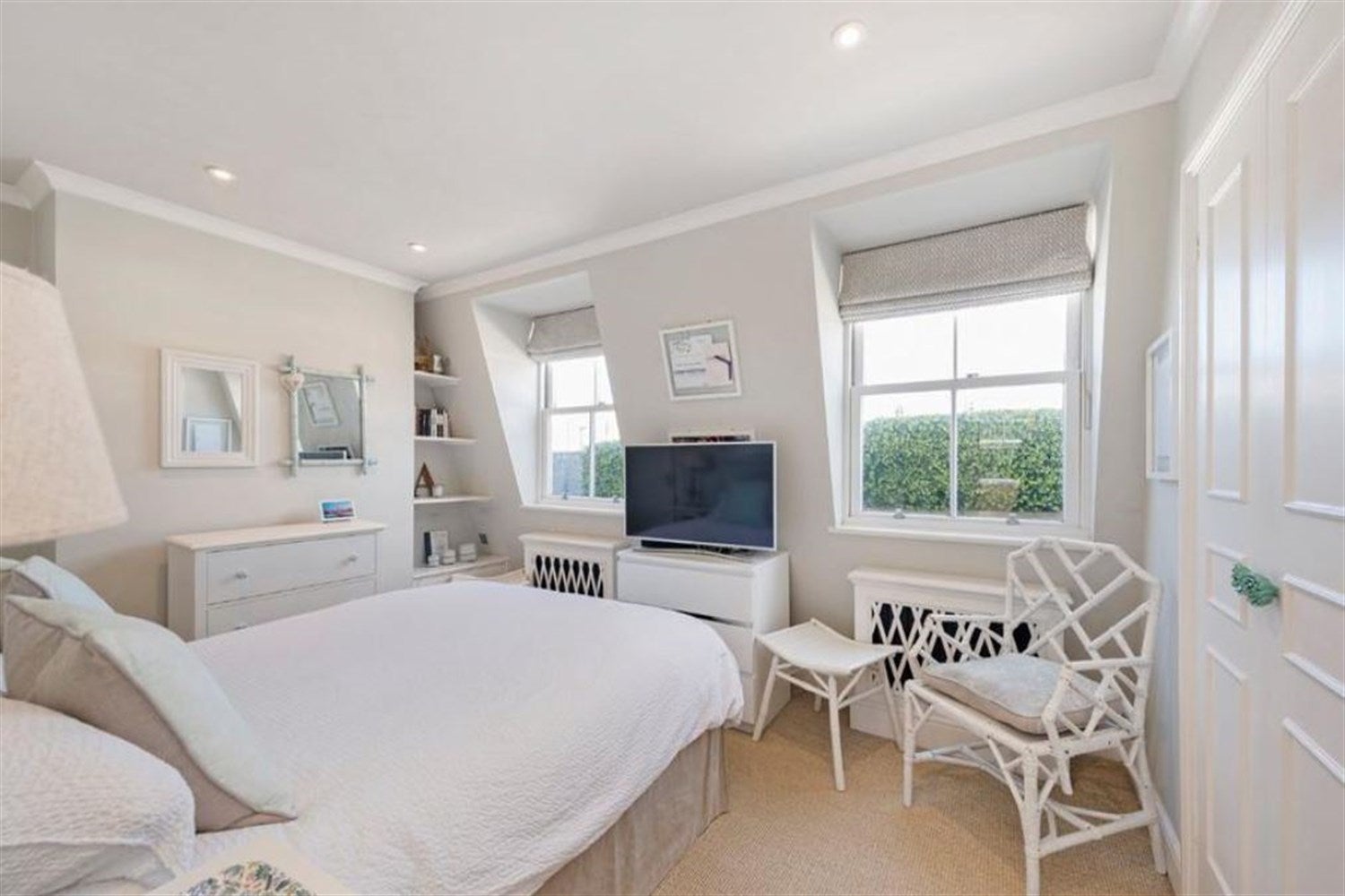 Flat Ifield Road in Greater London