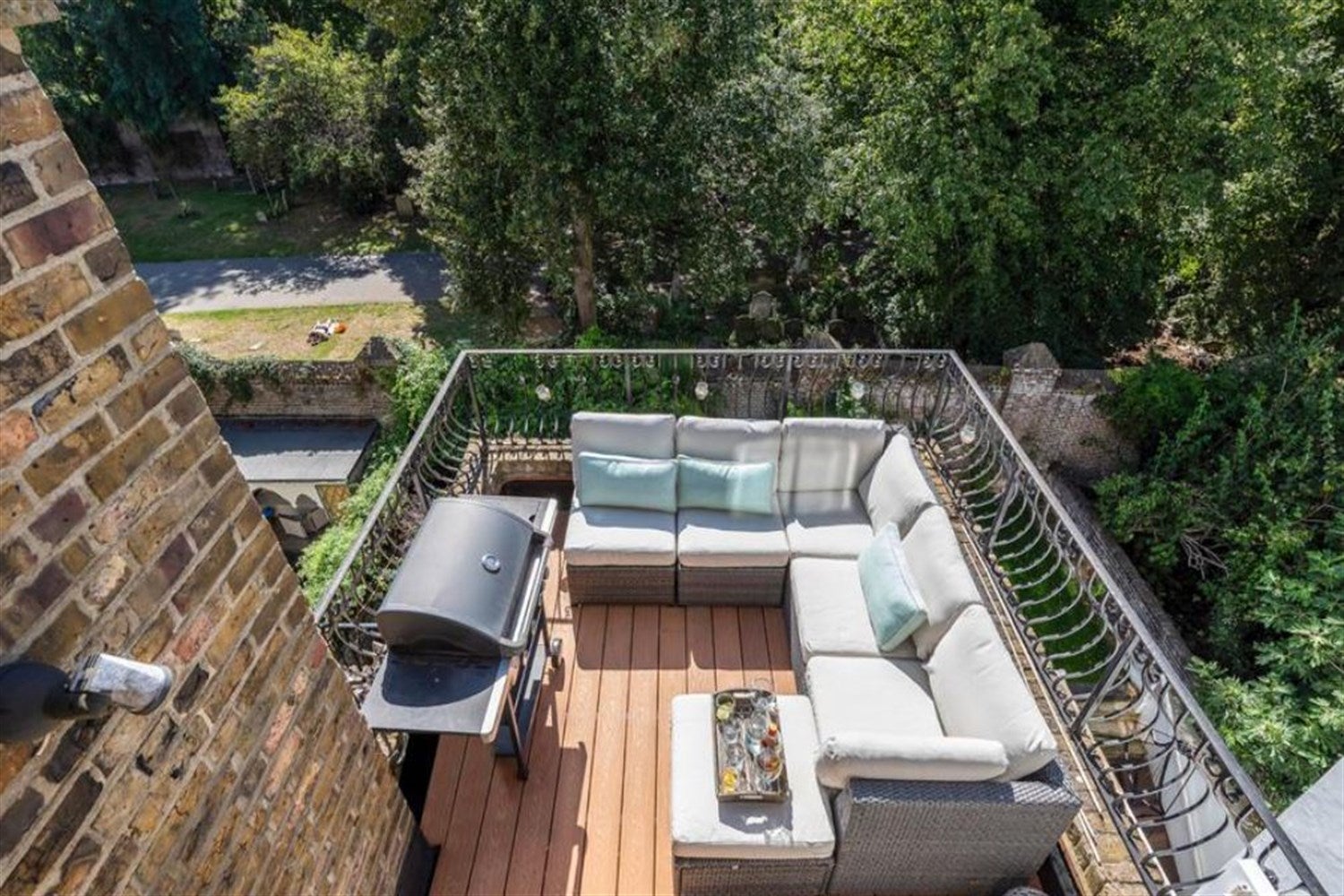 Flat Ifield Road in Greater London