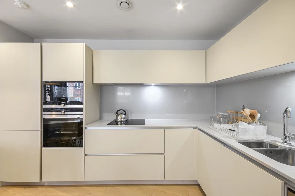 Flat Blackfriars Road in Greater London