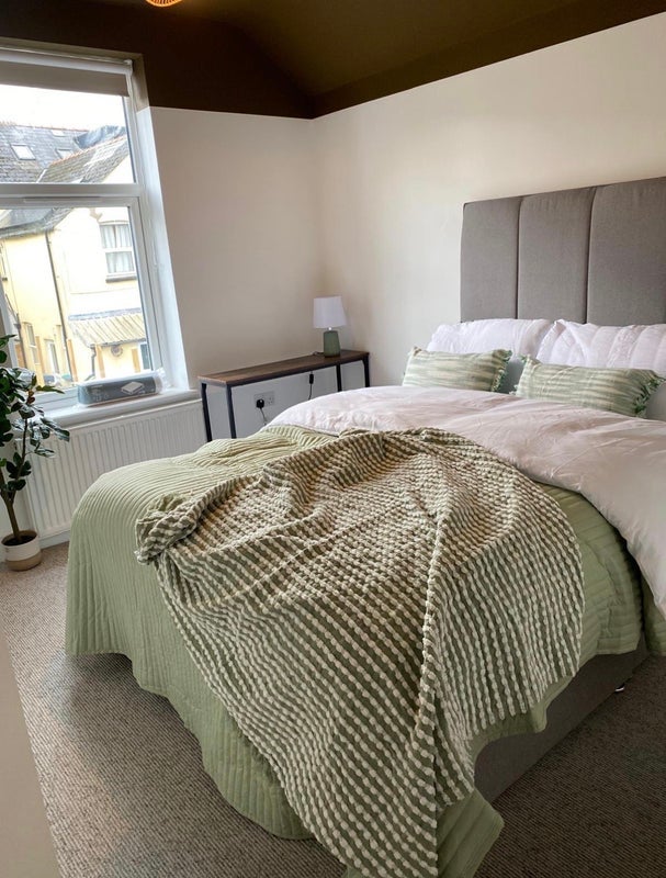Room Glenroy Street in Cardiff