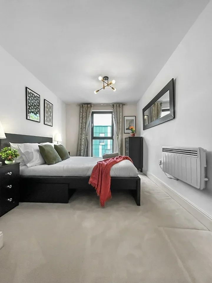 Flat Spa Road in Greater London