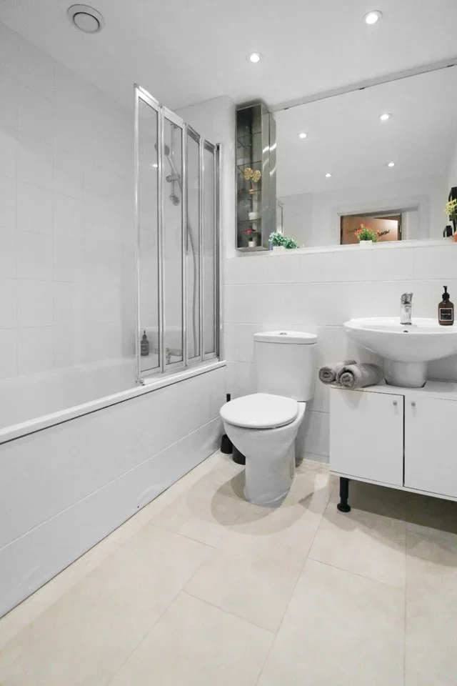 Flat Spa Road in Greater London