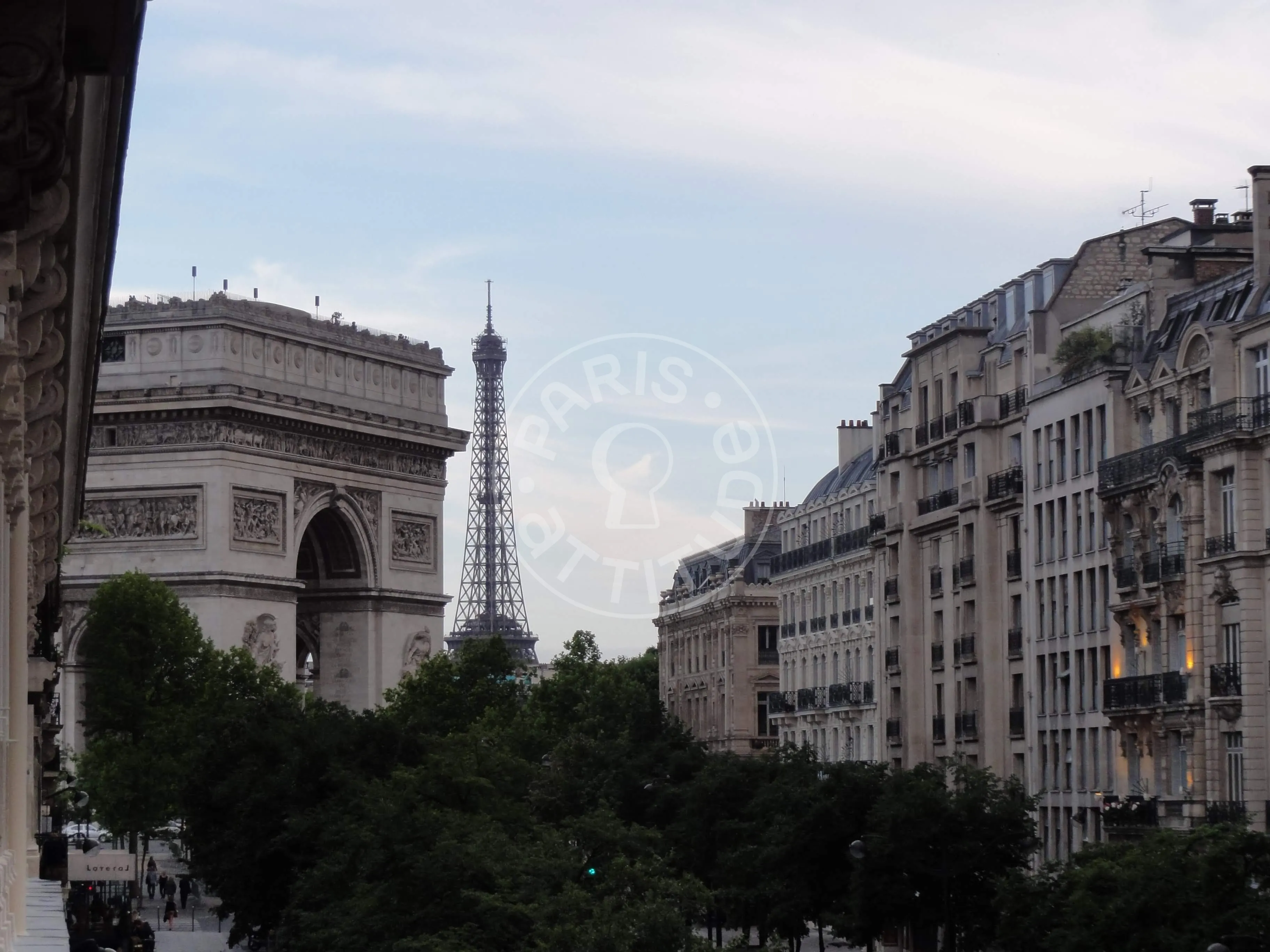 Flat Avenue Mac-Mahon in Paris