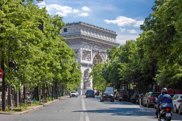 Flat Avenue Mac-Mahon in Paris