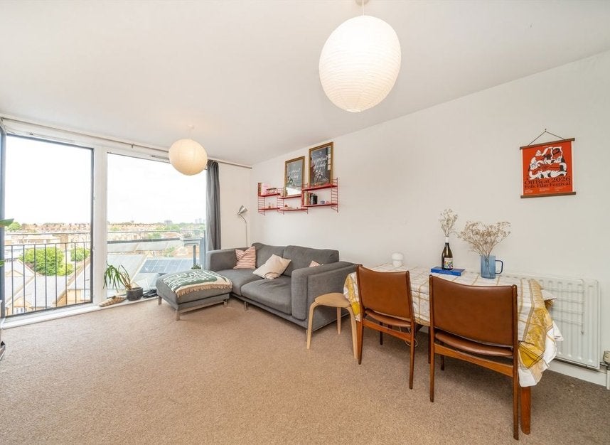 Flat Ash Grove in Greater London