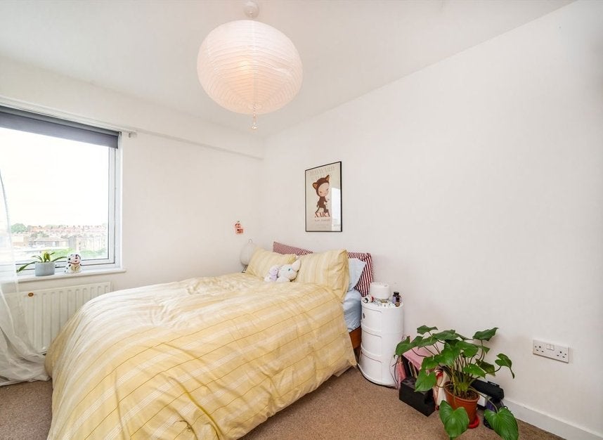 Flat Ash Grove in Greater London