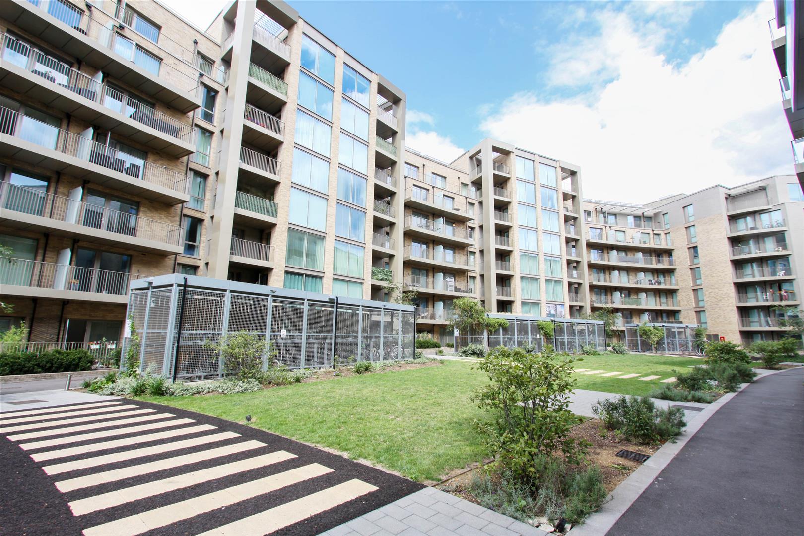 Flat Garnet Place in Greater London
