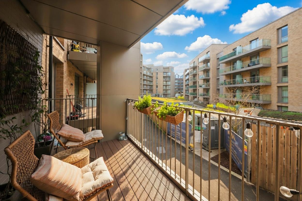 Flat Garnet Place in Greater London