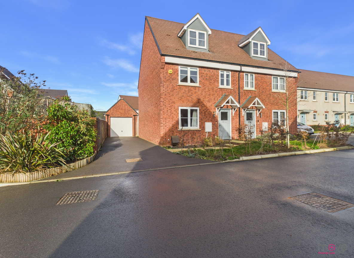 House Huntsman Drive in Tewkesbury