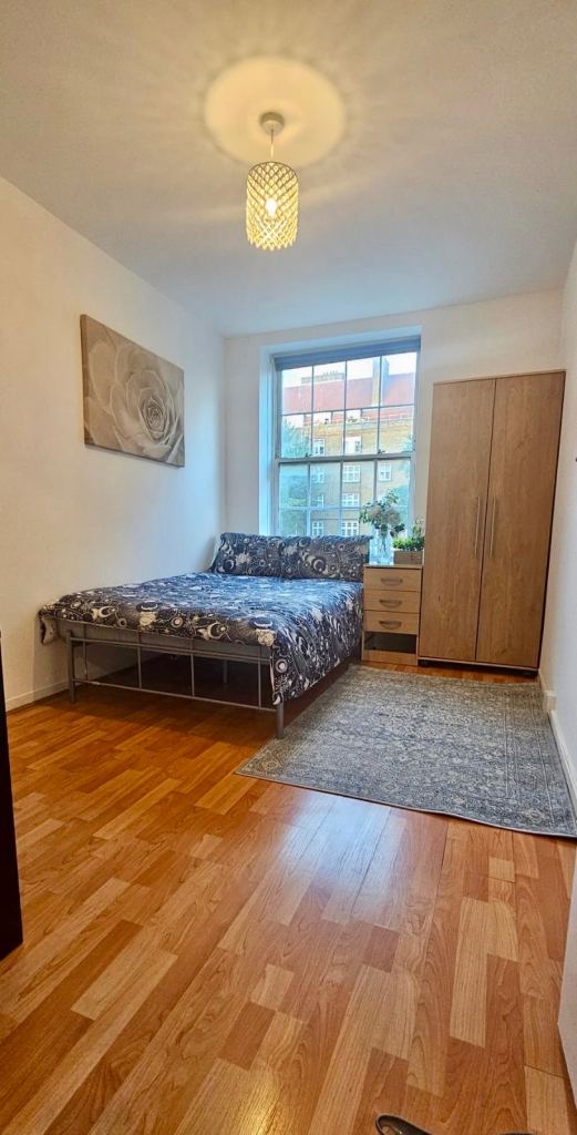Room Shadwell Gardens in London