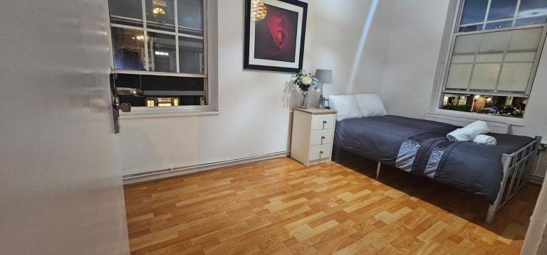 Flat Shadwell Gardens in Greater London